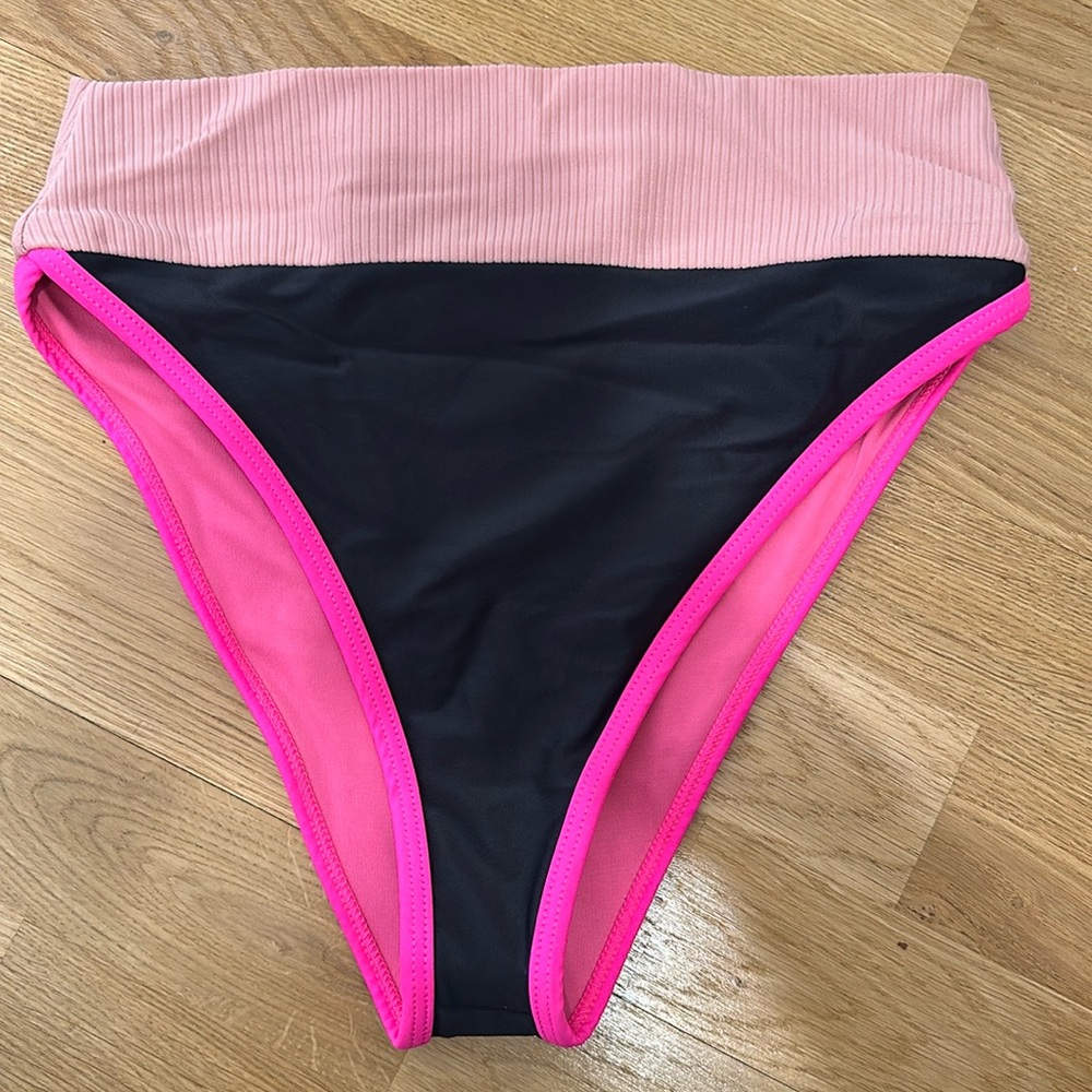 Never worn Size L Beach Riot Colorblock bottoms